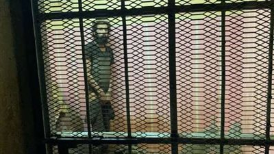 الداخلية تكشف تفاصيل احتجاز شخص في غرفة خلف باب حديدي