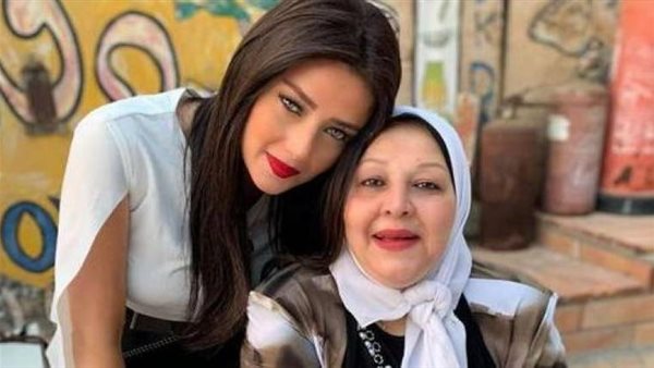 رضوى  الشربيني ووالدتها