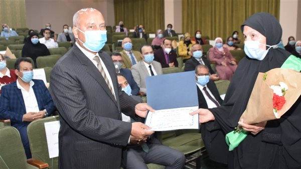 وزير النقل يكرم الأمهات