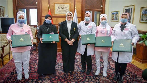 منال سعيد برفقة وزيرة