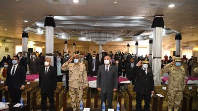 احتفالًا بيوم الشهيد.. محافظ قنا يكرم أسر الشهداء ومصابي العمليات الحربية