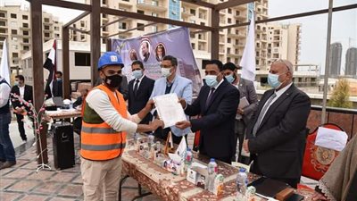 محافظ مطروح يسلم هدية الرئيس للعمالة غير المنتظمة بمدينة العلمين