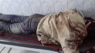 مواطن يستغيث لإنقاذ شاب سقط من القطار وحالته بين الحياة والموت