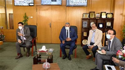 محافظ الإسماعيلية يناقش خطة توصيل الغاز الطبيعي للمحافظة 