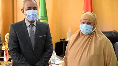 محافظ الإسماعيلية يستقبل الأم المثالية الأولى على مستوى الجمهورية لعام 2021 لتهنئتها