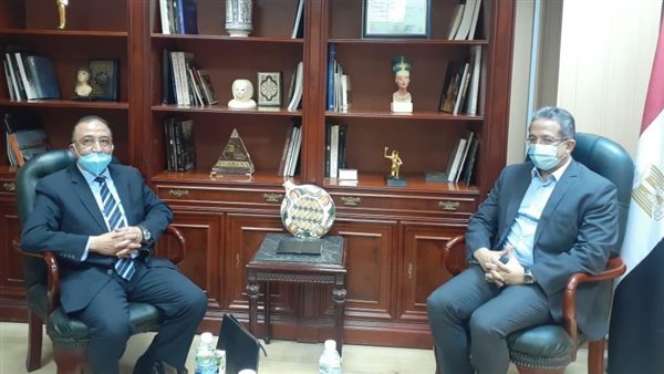 وزير الآثار ومحافظ