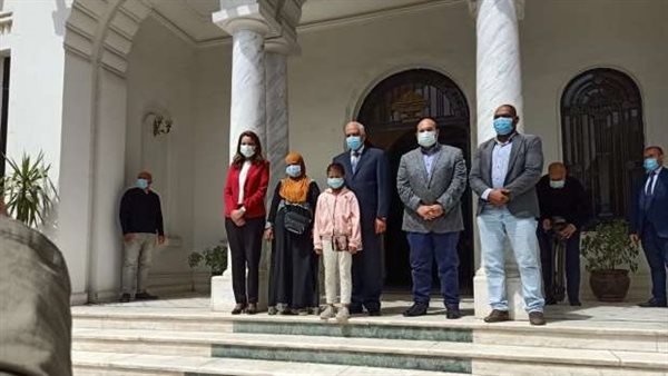 محافظ الجيزة مع سائقة