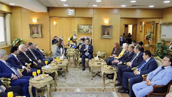 محافظ دمياط تلتقي