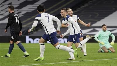 توتنهام يفوز على ميلتون كينز دونز بثلاثية