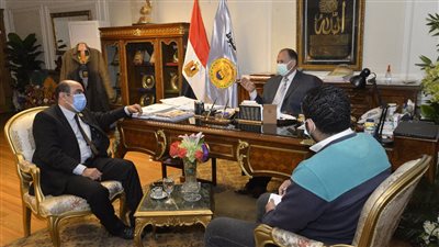 محافظ أسيوط يستعرض جهود توفير الأراضي اللازمة لإقامة مشروعات تطوير الريف المصري