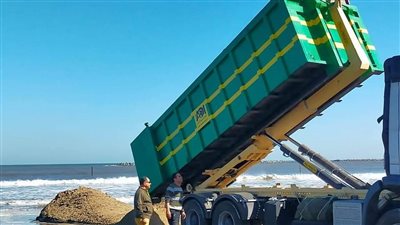 رأس البر تستعد لموسم الصيف بتسوية رمال الشواطئ وصيانة أعمدة الإنارة