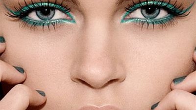 من بينها عين القط البنفسجي.. أفكار رائعة لمكياج ربيعي براق