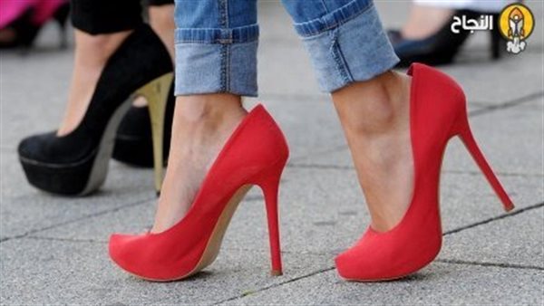 أضرار لبس الكعب العالي