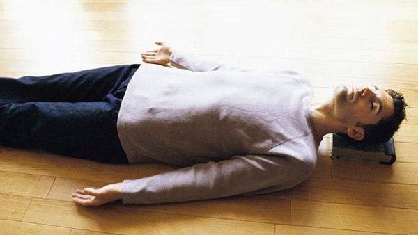 الاستلقاء على الأرض