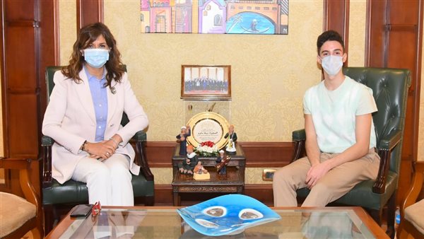 وزيرة الهجرة مع لاعب