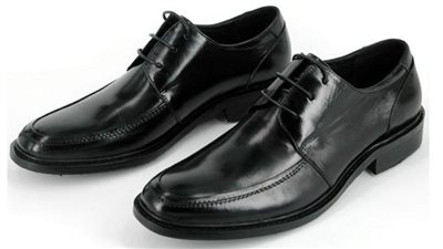 5 طرق لتوسيع الحذاء الجلد الضيق