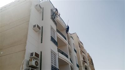 رئيس مدينة الغردقة يتفقد تنفيذ قرار توحيد طلاء واجهات المباني (صور)