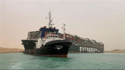 استئناف الملاحة بقناة السويس وعبور أول سفينة حاويات 