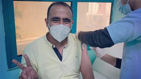 طبيب يتلقى اللقاح