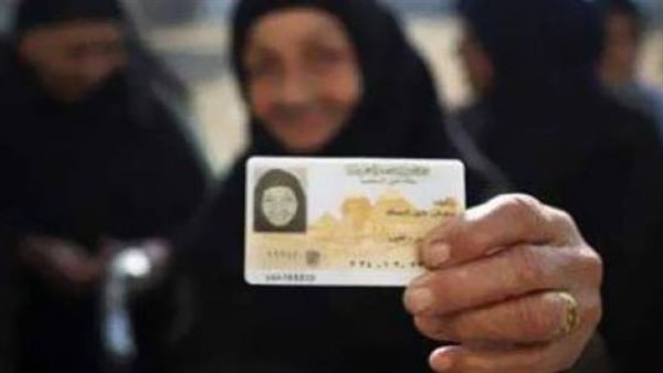 امرأة مسنة ترفع بطاقة