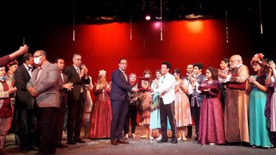 محافظ الفيوم يكرم 