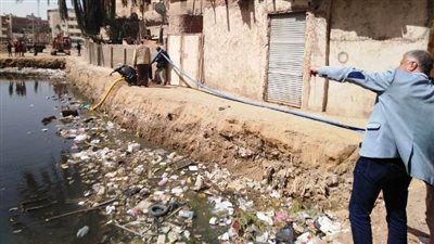 حفر يتسبب في انفجار المياه الجوفية بسوق بالشرقية (صور)