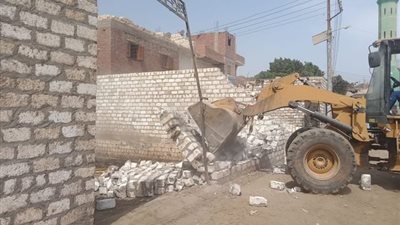 إزالة 10 حالات تعدٍ بمركز أبو قرقاص بالمنيا