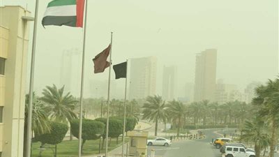 تدني الرؤية وارتفاع الأمواج.. الغبار يجتاح الكويت(صور)