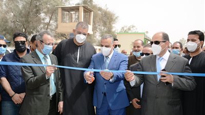 محافظ سوهاج يفتتح الوحدة البيطرية في الصوامعة شرق ويتفقد المشروعات الخدمية في القرية (صور) 