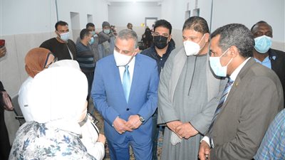 محافظ سوهاج يتابع أعمال تنفيذ مبادرة تطوير الريف بقرية البواريك