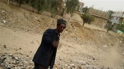 شاب يحمل سلاحًا أبيض يهاجم المارة ويثير الزعر في قرية حجازة بقنا (صور)