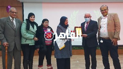 والدة الشهيد مندور في تكريم الأم المثالية ببورسعيد.. قصة كفاح بدأت بوفاة زوجها وانتهت بشهيد