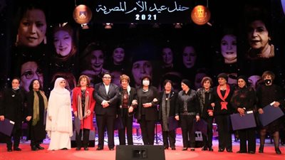 وزيرة الثقافة تكرم الأمهات المثاليات من العاملات ونجمات الإبداع بالمسرح القومي (صور)