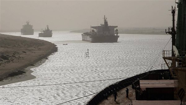 شحوط سفينة فى قناة