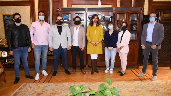 وزيرة الهجرة تلتقي