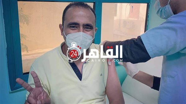 طبيب يتلقى اللقاح