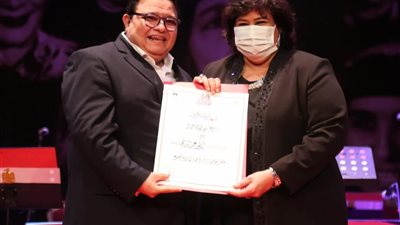 باعتبارها أمًّا مصرية ولدورها في المجتمع.. خالد جلال يكرم وزيرة الثقافة