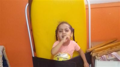 مأساة طفلة تعاني من نقص أكسجين في المخ بحلوان.. ووالدها: 