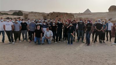 طاقم حاملة المروحيات البرمائية ميسترال الفرنسية يزور أهرامات الجيزة