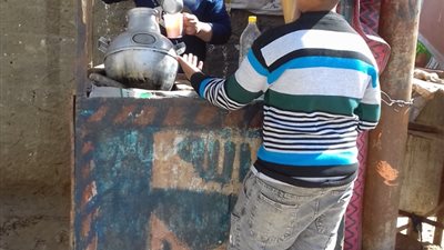 قصة طفل صعيدي يعمل 12 ساعة في بيع «البليلة» للإنفاق على أسرته بسوهاج (صور)