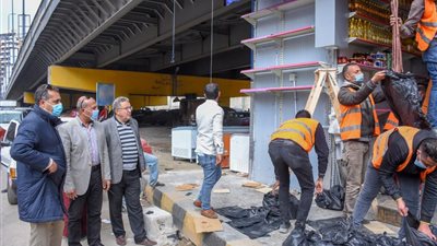 استجابة للشكاوى.. محافظ الإسكندرية يزيل الأكشاك المخالفة أسفل كوبري محرم بك