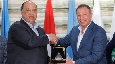 الخطيب ومصيلحي يتبادلان الهدايا التذكارية على هامش زيارة الاتحاد السكندري