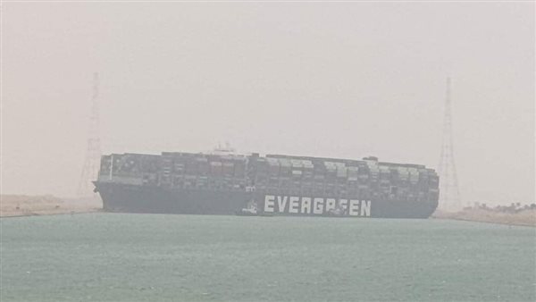 شحوط سفينة فى قناة