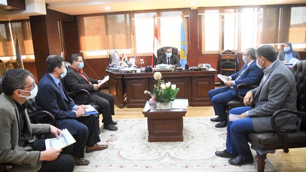 جانب من اجتماع المحافظ