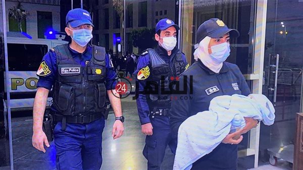 لحظة تسلم الطفل المختطف