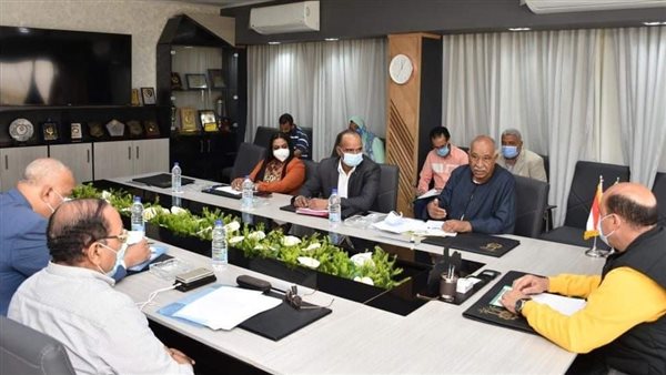 محافظ أسوان مع اعضاء