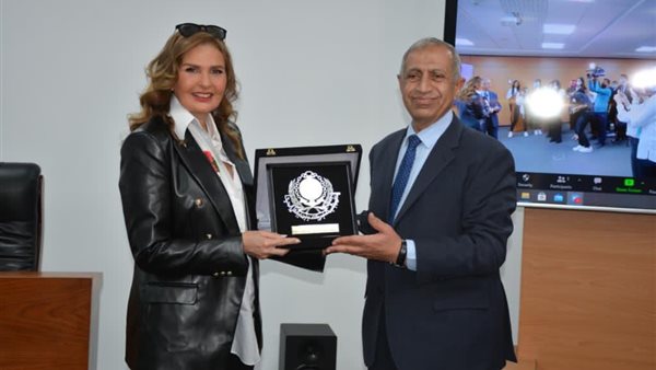 الفنانة يسرا