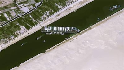 فايننشال تايمز: إغلاق قناة السويس يدفع شركات شحن للتواصل مع البحرية الأمريكية بسبب تهديدات قرصنة