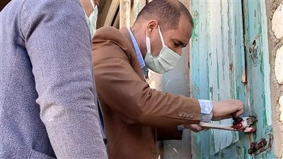 رئيس مدينة إطسا يُفاجئ قرية الغرق بحملة ليلية ويغلق سنترًا تعليميًّا بالشمع الأحمر (صورة)