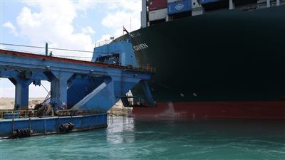 17 ألف متر مكعب من الرمال..  الكراكة مشهور تواصل أعمال التكريك لتعويم السفينة الجانحة بقناة السويس